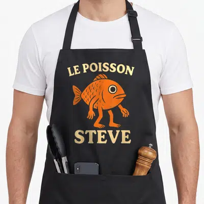 Tablier de cuisine noir avec un poisson orange nommé Le Poisson Steve aux jambes humaines.