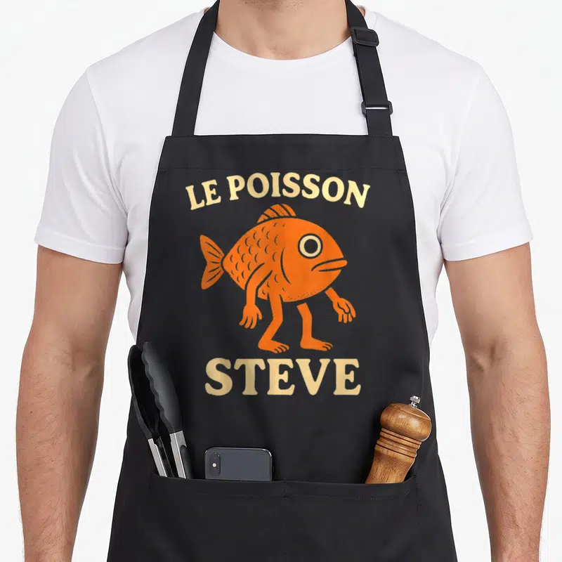 Tablier de cuisine noir avec un poisson orange nommé Le Poisson Steve aux jambes humaines.