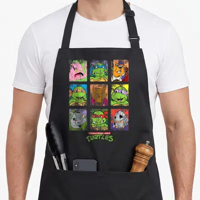 Tablier de cuisine noir avec neuf portraits de personnages de dessin animé en grille et un logo stylisé en bas.