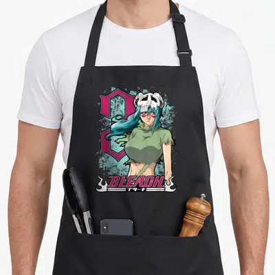 Tablier de cuisine noir avec illustration de Neliel de Bleach, masque blanc et logo rose vif sur fond texturé bleu.