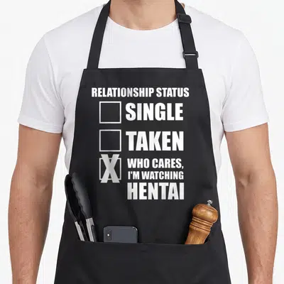 Tablier de cuisine noir avec inscription blanche Relationship Status Single Taken Who Cares I'm Watching Hentai sur fond uni.