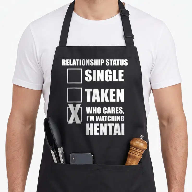 Tablier de cuisine noir avec inscription blanche Relationship Status Single Taken Who Cares I'm Watching Hentai sur fond uni.