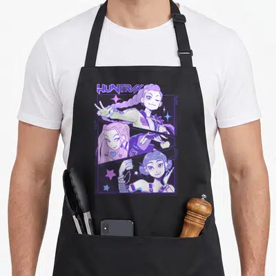 Tablier de cuisine noir avec illustration colorée des personnages Rumi, Mira et Zoey du groupe Huntrix sur fond uni.