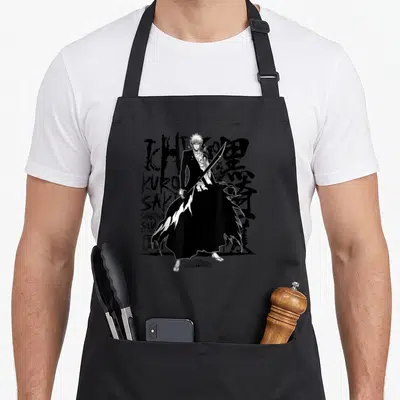 Tablier de cuisine noir avec illustration d'Ichigo Kurosaki tenant une épée, entouré de texte stylisé et de caractères japonais.