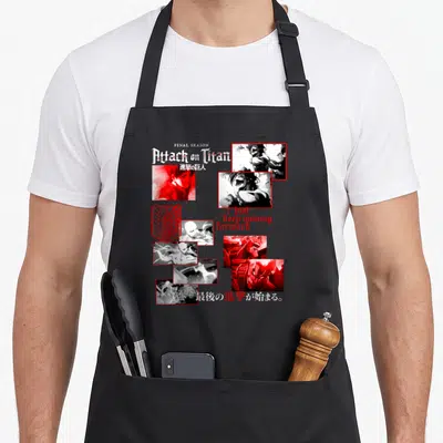 Tablier de cuisine noir avec collage d'images Attack on Titan Final Season en rouge et noir incluant le titre et des personnages.