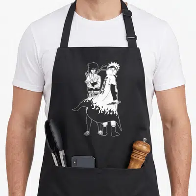 Tablier de cuisine noir avec Naruto et Sasuke en dessin au trait blanc, manteau aux flammes et kanjis.