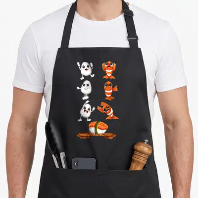 Tablier de cuisine noir avec illustration de boules de riz et crustacés estilo anime kawaii autour d'un sushi salmon sur planche en bois.