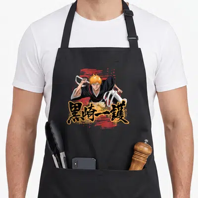 Tablier de cuisine noir avec illustration d'Ichigo brandissant son sabre et ses kanjis orange.