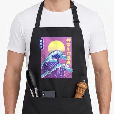 Tablier de cuisine noir avec une grande vague stylisée vaporwave sur fond violet et soleil jaune strié.