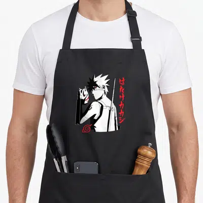 Tablier de cuisine noir avec illustration de Kakashi Anbu tenant un masque fox blanc et rouge.