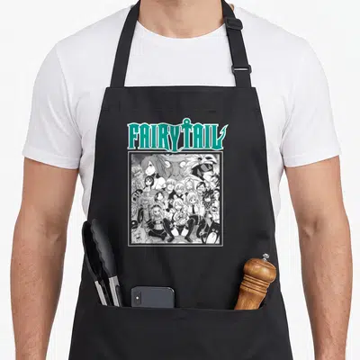 Tablier de cuisine noir avec le logo Fairy Tail en vert et un groupe de personnages manga noir et blanc imprimé au centre.