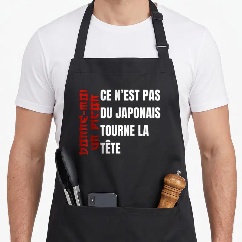 Tablier de cuisine noir avec texte blanc Ce n'est pas du japonais et caractères rouges verticaux.