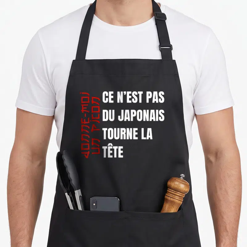 Tablier de cuisine noir avec ce n'est pas du japonais et des caractères rouges verticaux sur le côté gauche.