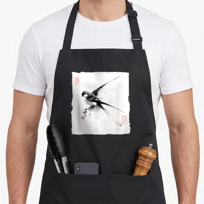 Tablier de cuisine noir avec illustration hirondelle Sumi-e encre noire et stamps rouges japonais sur fond blanc texturé.