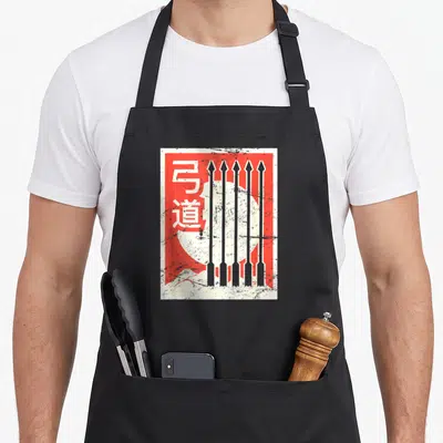 Tablier de cuisine noir avec motif rétro japonais représentant des flèches d'arc et le texte sur fond rouge et blanc.