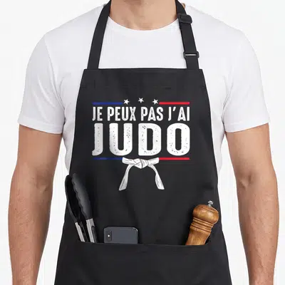 Tablier de cuisine noir avec inscription Je peux pas j'ai judo et ceinture blanche nouée.