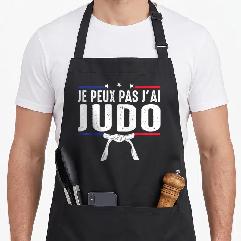 Tablier de cuisine noir avec inscription Je peux pas j'ai judo et ceinture blanche nouée.