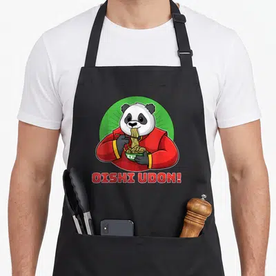 Tablier de cuisine noir avec illustration d'un panda en kimono rouge mangeant des udon et le texte Oishi Udon.