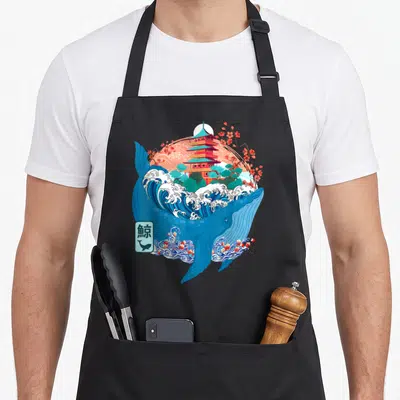 Tablier de cuisine noir avec illustration d'une baleine bleue, d'une pagode rouge et de vagues style gravure japonaise.