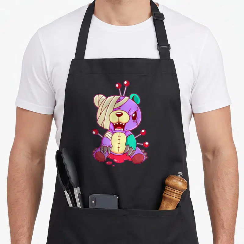 Tablier de cuisine noir avec ourson violet bandé, piqués rouges et couture vert pastel au style kawaii goth.