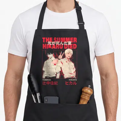 Tablier de cuisine noir avec illustration de Yoshiki et Hikaru et le titre The Summer Hikaru Died en rouge.