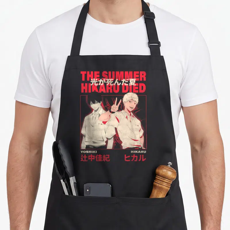 Tablier de cuisine noir avec illustration de Yoshiki et Hikaru et le titre The Summer Hikaru Died en rouge.