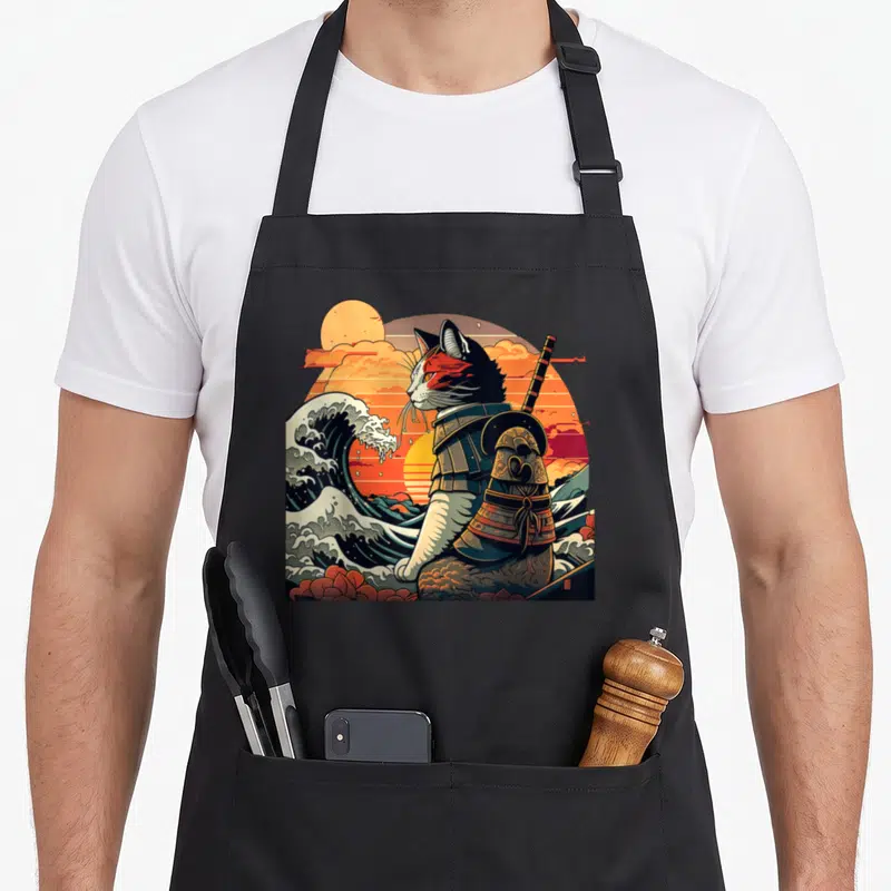 Tablier de cuisine noir avec illustration d'un chat samouraï face à une grande vague japonaise.