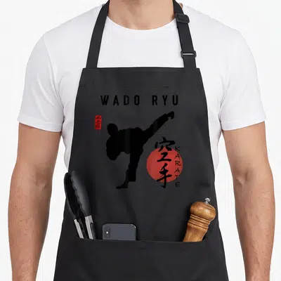 Tablier de cuisine noir avec silhouette de karaté Wado Ryu, cercle rouge et calligraphie Kanji.