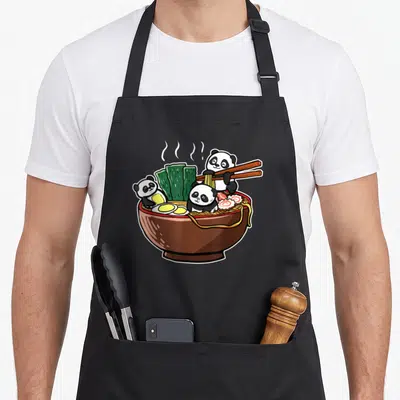 Tablier de cuisine noir avec illustration de pandas kawaii mangeant du ramen dans un bol brun.