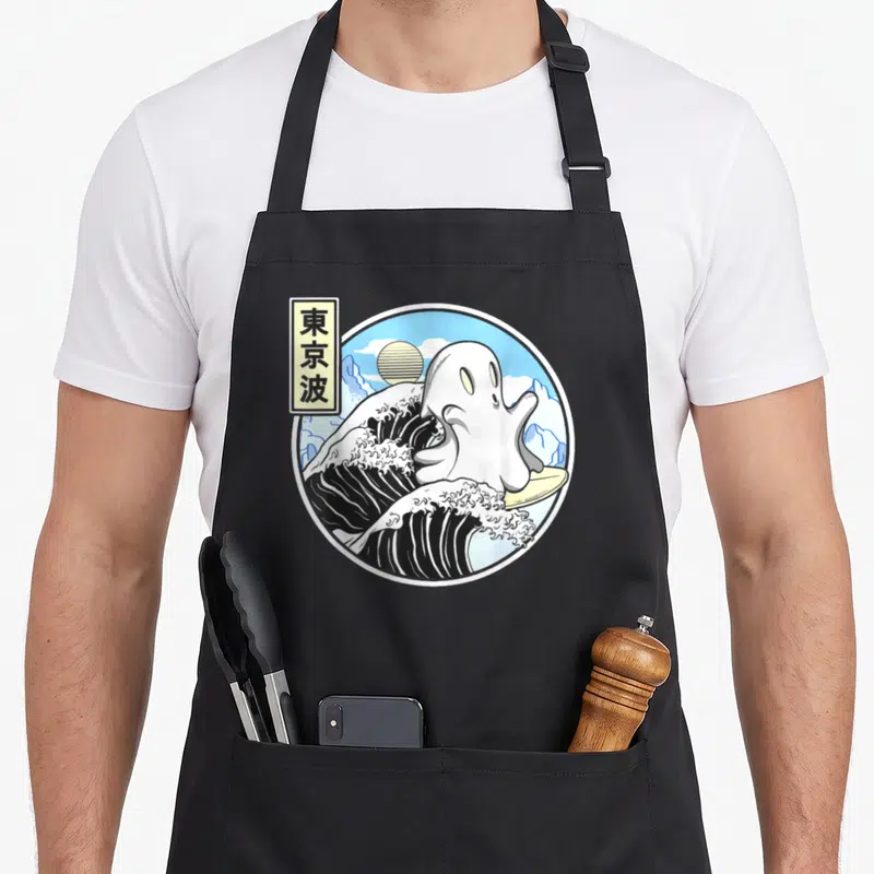 Tablier de cuisine noir avec un fantôme surfant sur une vague style Kanagawa Wave en cercle.