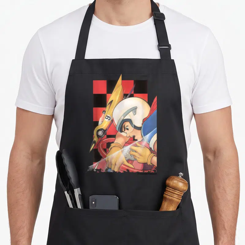 Tablier de cuisine noir avec illustration de Speed Racer en casque blanc sur fond à damier rouge et noir.