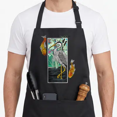 Tablier de cuisine noir avec illustration d'un héron gris et de deux carpes koi colorées.