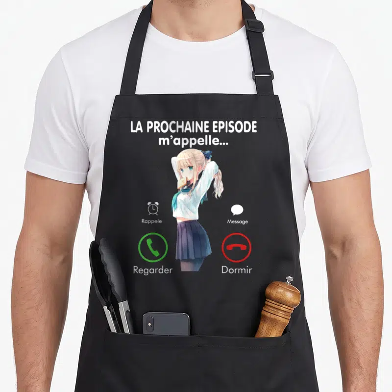 Tablier de cuisine noir avec une illustration d'anime et le texte La prochaine épisode m'appelle ainsi que les options Regarder et Dormir.