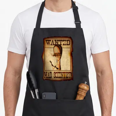 Tablier de cuisine noir avec une affiche WANTED représentant Wednesday en scientifique folle aux lunettes de steampunk sur fond de toile d'araignée.