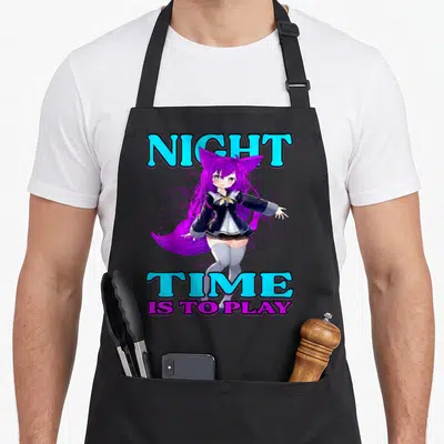 Tablier de cuisine noir avec une illustration kawaii de fille aux oreilles de renard et texte Night Time Is To Play en bleu et violet.