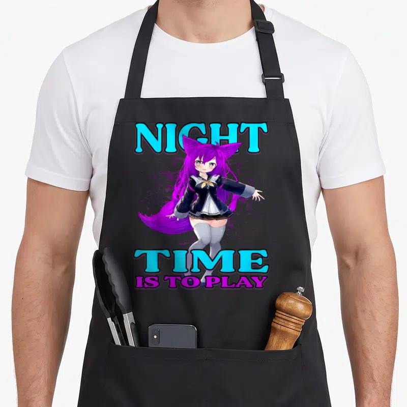 Tablier de cuisine noir avec une illustration kawaii de fille aux oreilles de renard et texte Night Time Is To Play en bleu et violet.