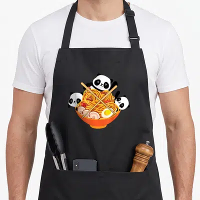 Tablier de cuisine noir avec illustration de trois pandas et un bol de ramen aux nouilles.