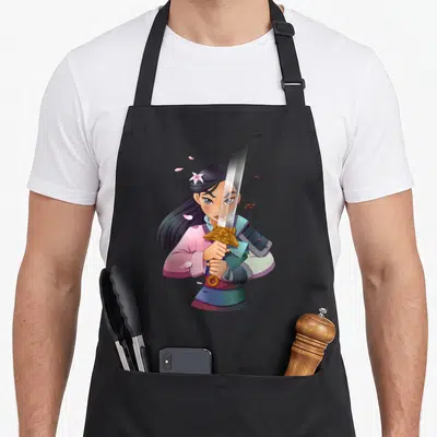 Tablier de cuisine noir avec illustration de Mulan half girl half warrior tenant un sabre et des pépals roses.