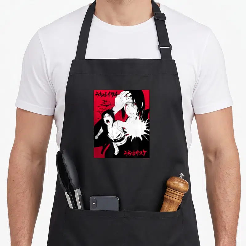 Tablier de cuisine noir avec Itachi et Sasuke Uchiha en rouge et blanc, orné de caractères japonais kanji sur fond vif.