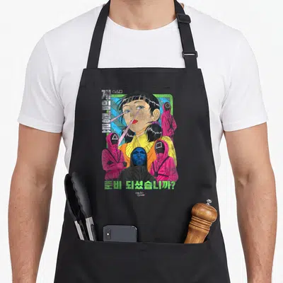 Tablier de cuisine noir avec illustration style manga représentant des gardes en rose et une jeune fille aux yeux laser.
