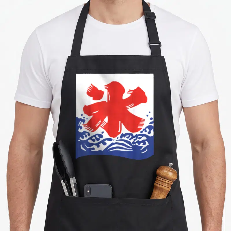 Tablier de cuisine noir avec le kanji rouge sur un motif de vagues bleues stylisées.