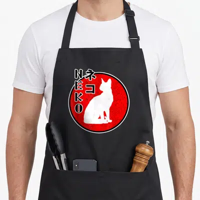 Tablier de cuisine noir avec logo circulaire rouge montrant un chat blanc et l'inscription NEKO.