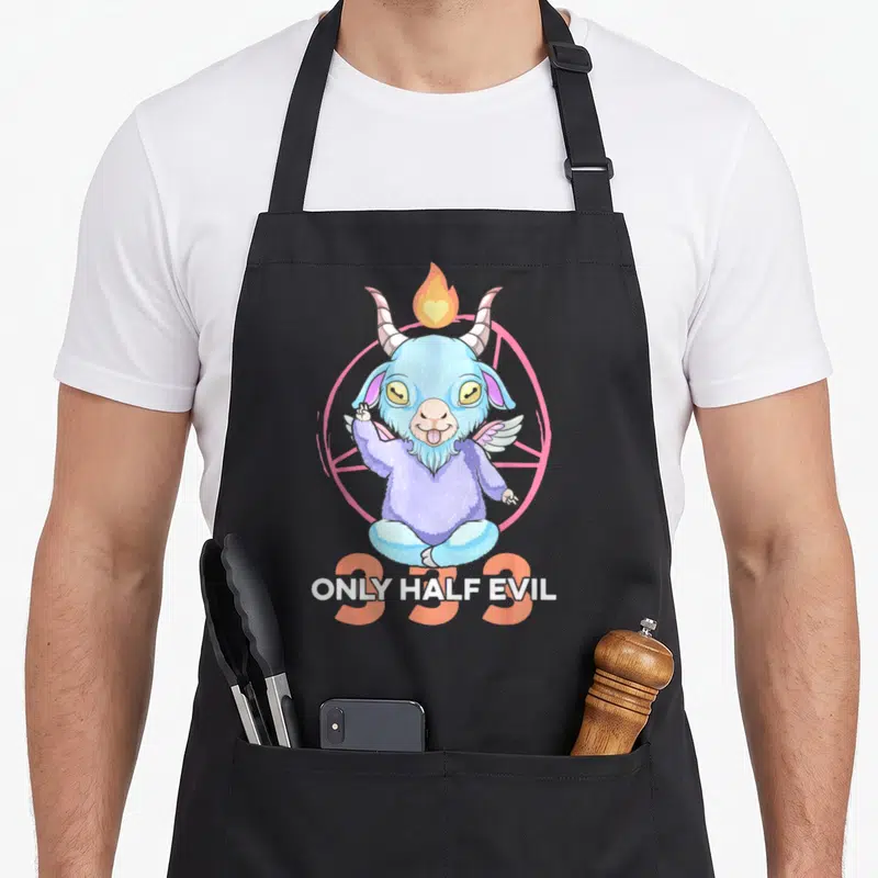 Tablier de cuisine noir avec un Baphomet bleu kawaii, ailes roses et texte Only Half Evil 333.