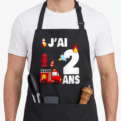 Tablier de cuisine noir avec camion rouge, extincteur, fontaine et texte J'ai 2 ans.