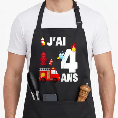 Tablier de cuisine noir avec illustration de camion de pompiers, chiffre 4 et texte J'ai 4 ans en blanc.