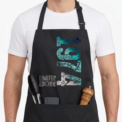 Tablier de cuisine noir avec le chiffre 52 en bleu turquoise texturé et l'inscription limited edition en blanc.