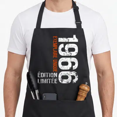 Tablier de cuisine noir avec les chiffres 1966 en blanc et le texte exemplaire unique en orange vertical.