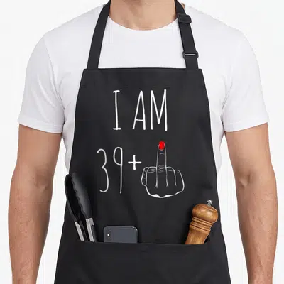 Tablier de cuisine noir avec inscription blanche I Am 39 plus un doigt d'honneur à ongles rouges.