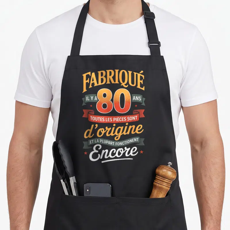 Tablier de cuisine noir avec inscription fabriqué il y a 80 ans et toutes les pièces sont d'origine encore en typographie vintage colorée.