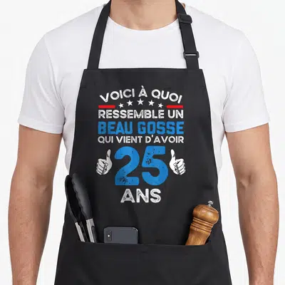 Tablier de cuisine noir avec inscription voici à quoi ressemble un beau gosse qui vient d'avoir 25 ans et deux pouces levés